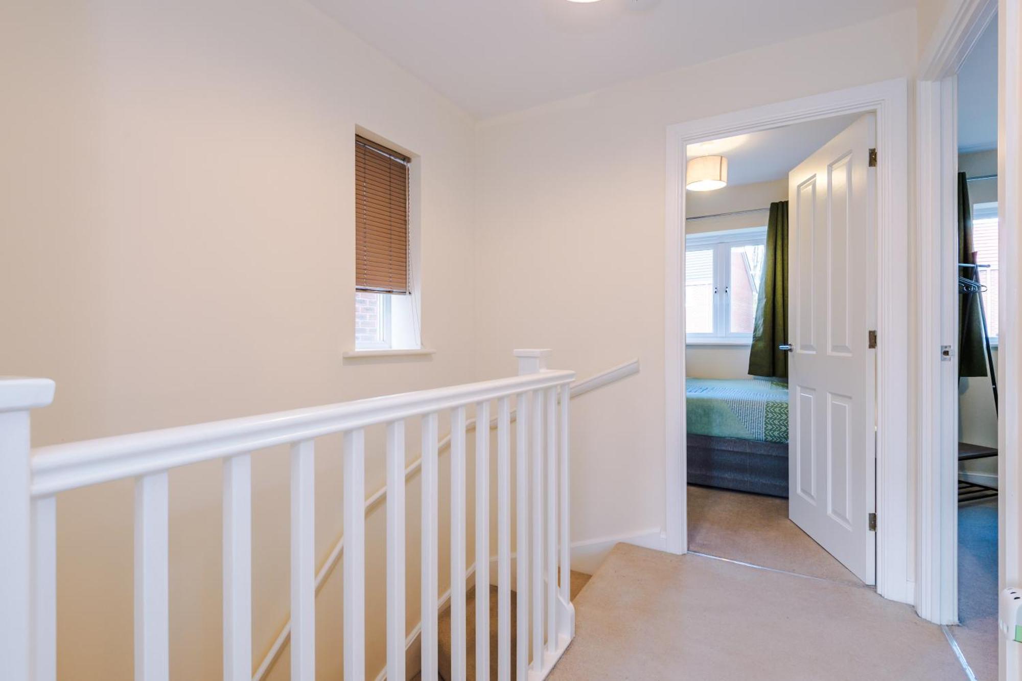 エウロイ Modern Semi Detached In A Quiet Location, Driveway Parkingヴィラ エクステリア 写真