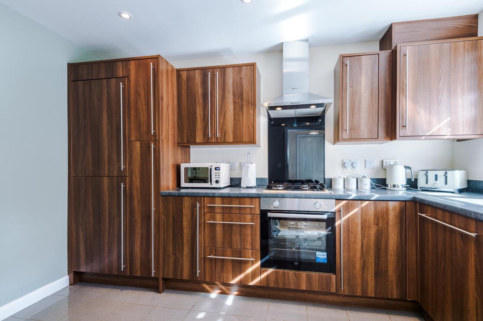 エウロイ Modern Semi Detached In A Quiet Location, Driveway Parkingヴィラ エクステリア 写真